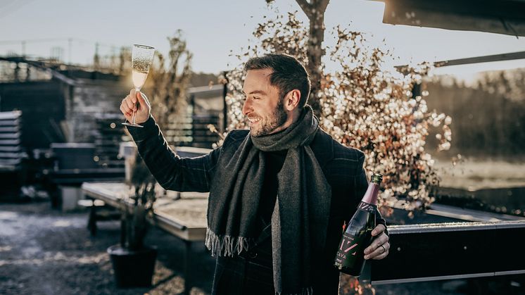 Fjärde lanseringen i MZ-Winesportföljen är Hola MZ Cava Rosé by Måns Zelmerlöw!