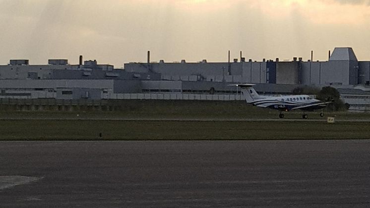 Ambulanstransporter förekommer ofta på flygplatsen
