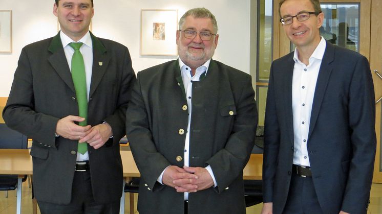 Die Zukunft der Stromversorgung im Landkreis Schwandorf ist lokal, ökologisch und dezentral. Landrat Thomas Ebeling, bemo-Vorstand Armin Schärtl und Regio Energie-Geschäftsführer Thomas Oppelt (v.l.) haben den lokalen Strommarkt vorgestellt.