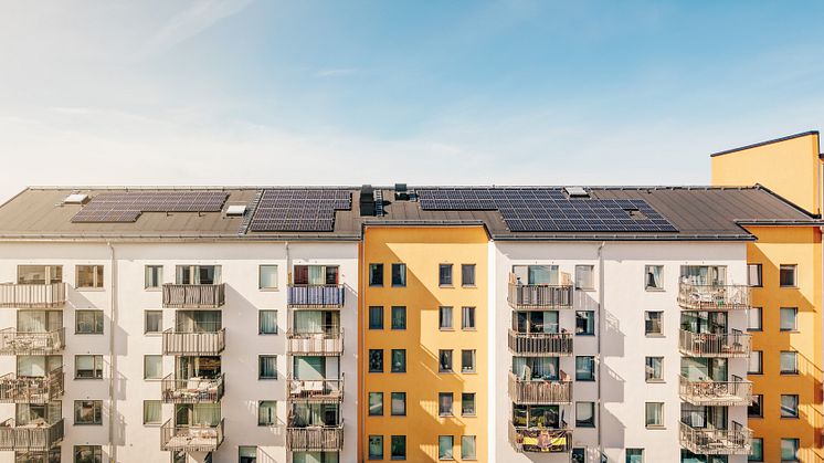 Utsikt över hus med solceller på taket.