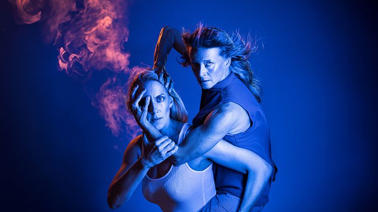 Sofia Södergårds dansverk om den dubbla skammen i att komma ut och plötsligt upptäcka att man befinner sig i en destruktiv relation. Foto: Mats Bäcker.