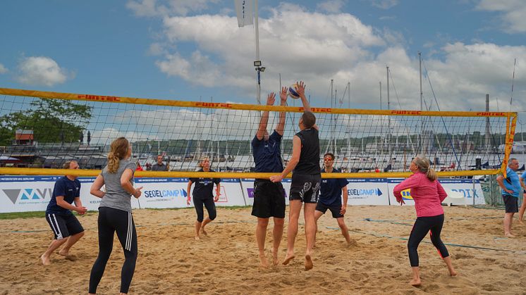 Das große Finale des Beach-Volleyball Firmencups in der 1. und 2. Liga wird am 16.09.2023 im Segelcamp ausgetragen