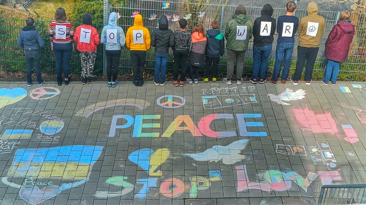 Malen für den Frieden: Zwei Klassen der Dietrich-Bonhoeffer-Schule in Immenhausen möchten ihre bunte Friedensbotschaft um die Welt schicken.
