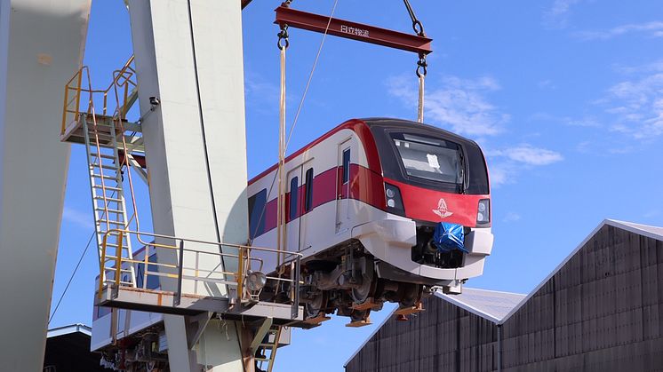 出荷のため船積みされる車両