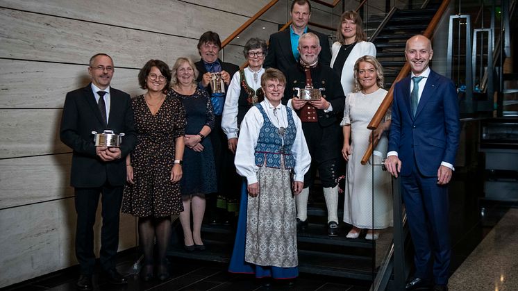 På bildet: ﻿﻿Fra venstre: Randi Stave Dalsbø og Arne Dalsbø (Stadlandet), Tove Egra og Øystein Gilja (Lista), Anne Utstumo Elgshøen og Per Jon Elgshøen (Trysil). ﻿Bak: Agnete Hansen og Ole Henry Larsen (Svanvik)  De andre er ﻿styreleder Marit Haugen,