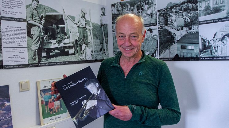 På vei ut med et smil. Øyvind Aasgård har tilbragt mesteparten av yrkeslivet i EKH Grafisk, og nå er 69-åringen på vei over i pensjonistenes rekker. 