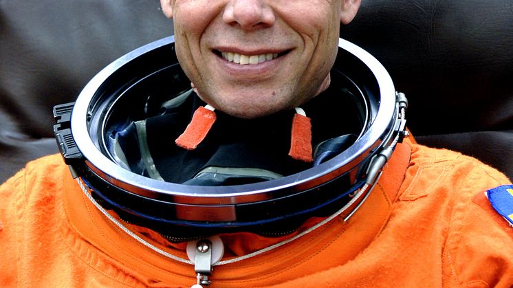 Christer_Fuglesang_dons_launch_and_entry_suit_for_simulated_launch_countdown
