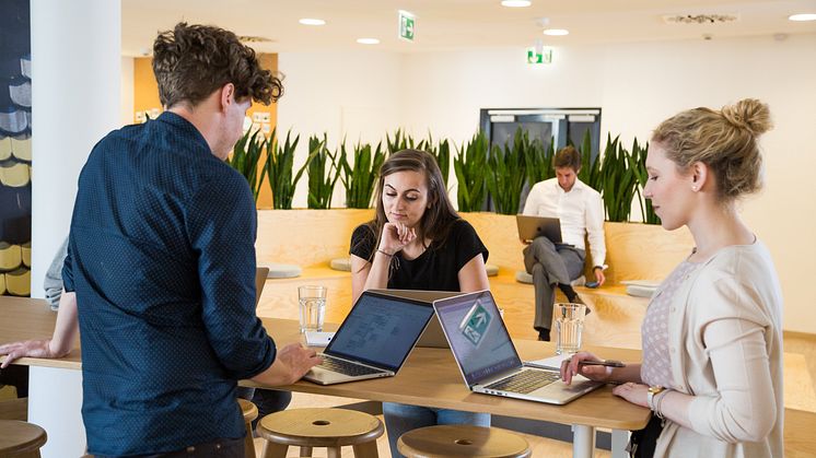 Das Büro bietet viele Anreize für Arbeitnehmer, insbesondere Teamgefühl und Kreativität profitieren vom persönlichen Zusammensein. Bild: IBA