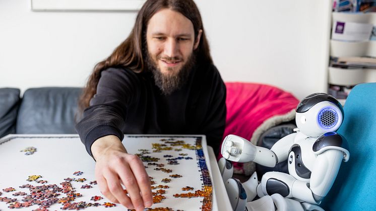 Erik Lagerstedt pusslar med en robot