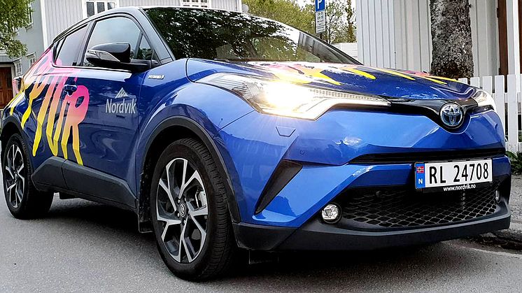 Opptur kjører en rå Toyota C-HR med meget pent dekor. 