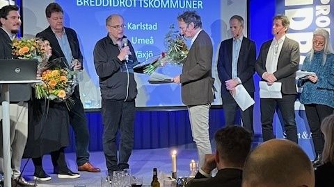 Ari Leinonen (S), ordförande i fritidsnämnden, tar emot utmärkelsen Sveriges främsta breddidrottskommun.