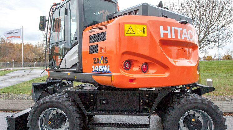 Hitachis populära, kompaktbyggda hjulgrävare ZX145W-6 börjar snart levereras i Sverige. Maskinen lever upp till EU:s miljökrav enligt Steg IV och är även i övrigt uppgraderad på hundratals punkter.