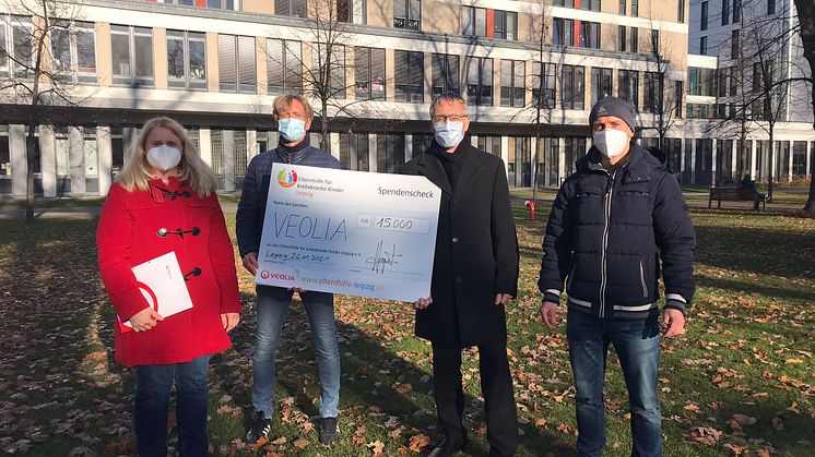 Spende statt Weihnachtsfeier: Veolia-Beschäftigte unterstützen Elternhilfe krebskranker Kinder Leipzig e.V. - Spendenübergabe mit Markus Wulftange (Elternhilfe, 2.v.l.), Veolia-Geschäftsführer Laurent Hequet (2.v.r.) und Veolia-Mitarbeiter