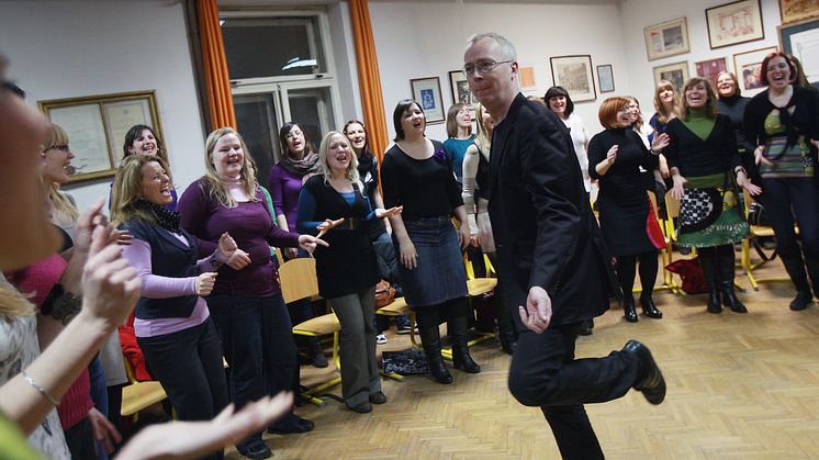 Peder Karlsson leder kören Perpetuum Jazzile i Slovenien