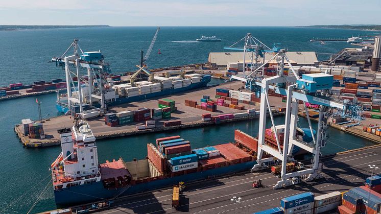 Lastning och lossning av fartyg på containerterminalen i Helsingborgs Hamn Foto: Studio E