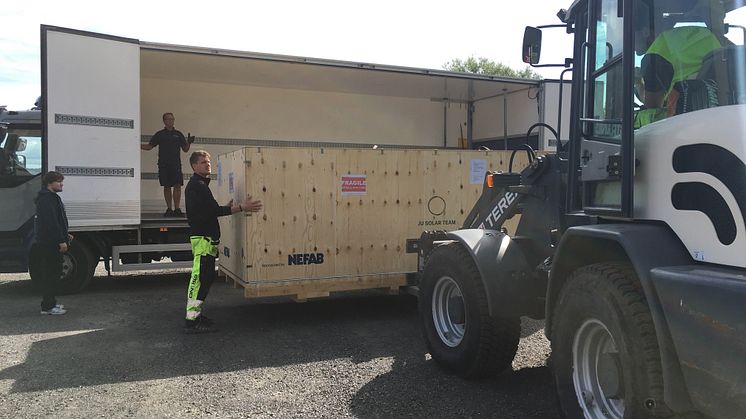 Solbilen är nerpackad och redo att påbörja sin resa mot Australien
