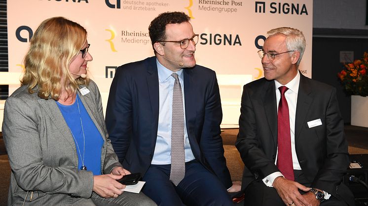 Netzwerken bei Düsseldorf IN: Eva Quadbeck, Rheinische Post, Bundesgesundheitsminister Jens Spahn und Ulrich Sommer, Vorstandsvorsitzender der apoBank (v.l.) Foto: Violetta Odenthal