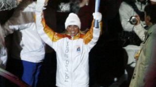 Olympiska facklan är tänd, signerad och till salu