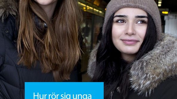 Rapporten av Torbjörn Neiman beskriver hur unga rör sig i länet för att ta sig till familj, skola och aktiviteter. Syntolkning: rapportens framsida med två ungdomar på.