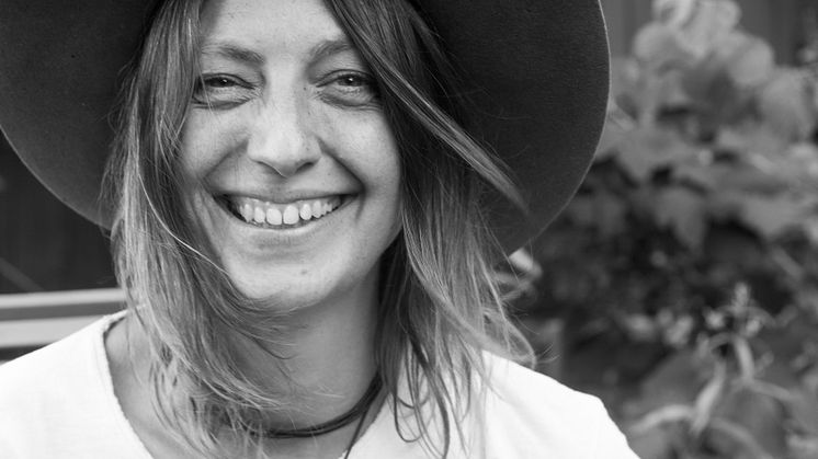 Elin Unnes utställning på Fredriksdal i Helsingborg handlar om att få kontakt över artgränserna. Häpna över fänkålens kemiska krigsföring och ärtans goda hörsel, testa om blommor gillar musik och om basilika mår bra av svordomar! 