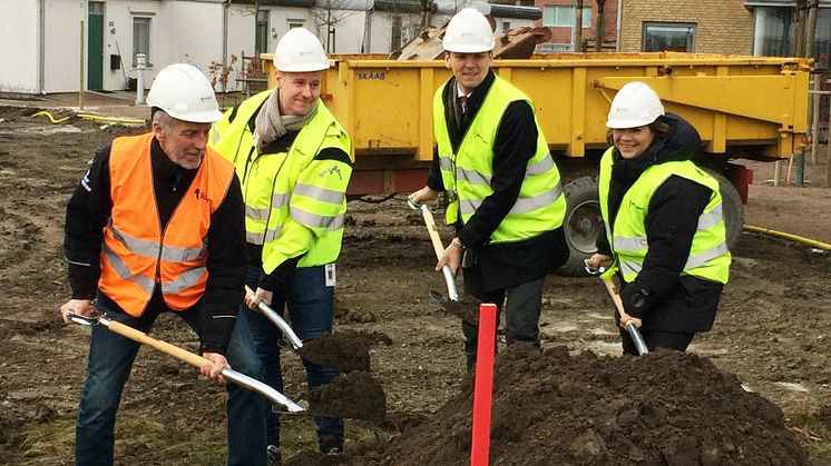 Första spadtaget för Brf Junibacken är nu taget! Fr v Roland Ljungdell, Byggnads, Robert Cardell, arbetschef JSB, Daniel Wolski, ledamot i stadsbyggnadsnämnden och Ulrika Nyström, regionchef på Riksbyggen.