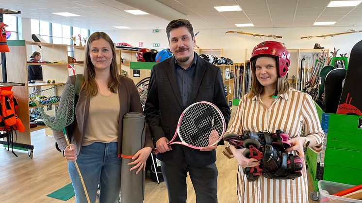 Frida Nilsson (c), Robert Halvarsson (mp), och Amanda Green (s), invigde den nya Fritidsbanken på Våxnäs.