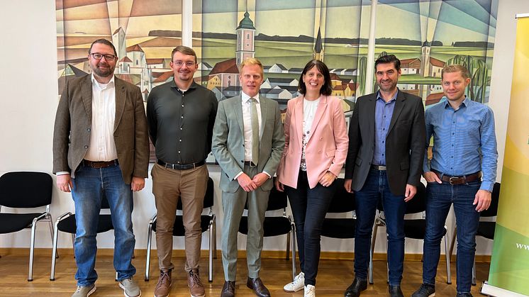 Bürgermeister Rainer Streu (3.v.li.) gab den Startschuss für die Kommunale Wärmeplanung in Forstern mit Bautechniker Max Gärtner (2.v.li.) und Vertreterinnen und Vertretern der Bayernwerk Netz GmbH und der Frequentum GmbH.