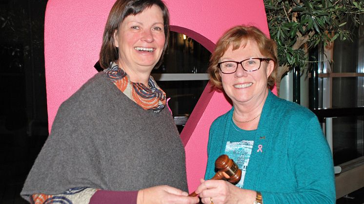 Tillträdande ordförande för BRO, Susanne Dieroff Hay, tillsammans med avgående Elizabeth Bergsten Nordström
