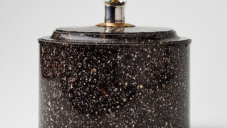 Box with lid in Blyberg porphyry from Elfdals Porphyrverk