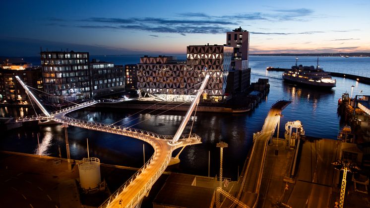 Varvsbron i Helsingborg är en S-formad gång- och cykelbro som ansluter till land på tre ställen. I praktiken är det tre broar med varierande geometri och olika tekniska lösningar. Bild: Fredrik Rege/Peab