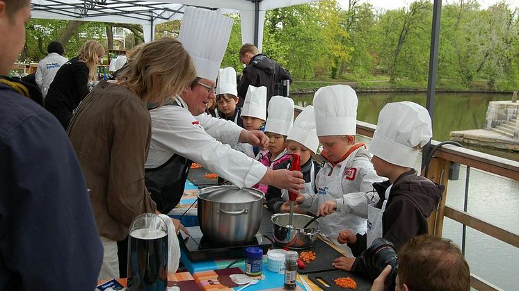Dan Lexö lär 7-åriga Minikockar att laga rolig och lustfylld mat.