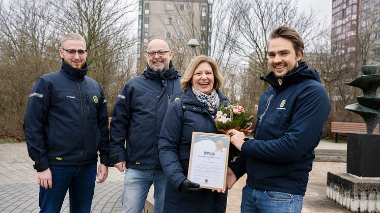 Jeanette Norstedt, vice ordförande i HSB brf Högaholm, tar emot priset. Här tillsammans med förvaltarna Fredrik Grönvall och Magnus Nilsson, samt projektledaren Adam Diebig på HSB Malmö.