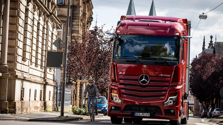 Mercedes-Benz introducerer verdensnyhed for øget sikkerhed på vejene