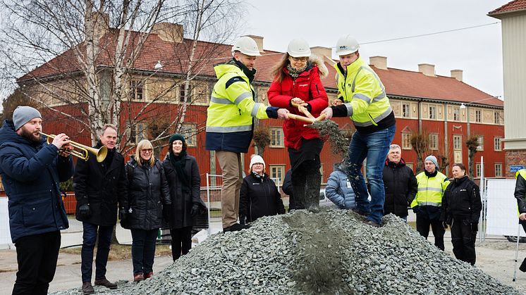 Spadtaget togs utav Familjebostäders VD Per-Henrik Hartman, Helén Ohlsson, ordförande i  Familjebostäders styrel och Henrik Ljungdahl, VD MVB Astor bygg.