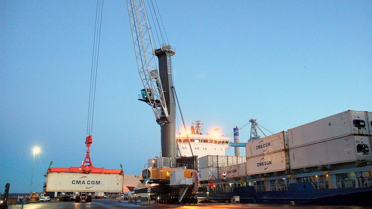 Lossning av kylcontainrar från CMA CGM i Helsingborgs Hamn