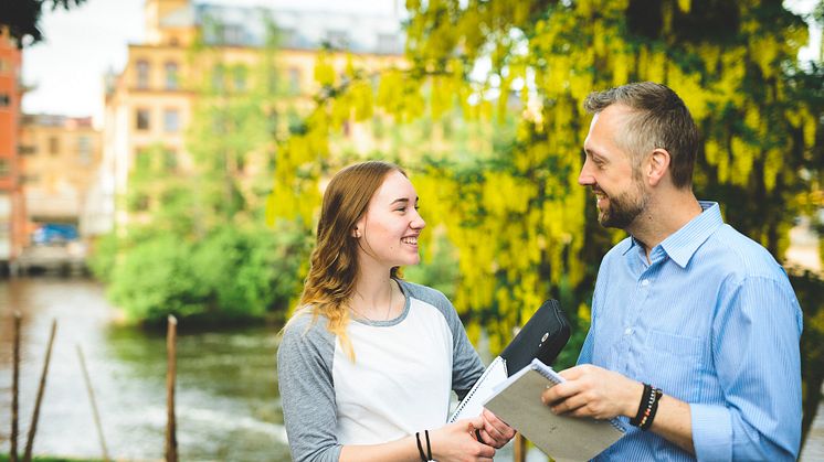 Elev och lärare samtalar