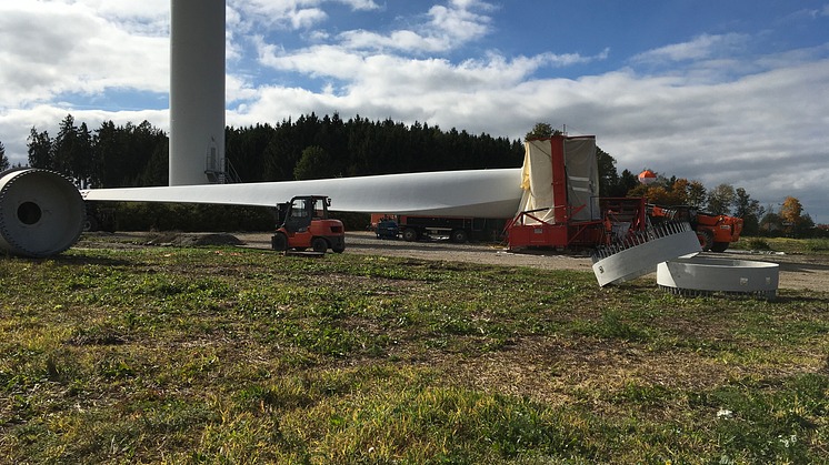 Umweltgerechte vor-Ort-Zerlegung von Rotorblättern entlastet den Strassenverkehr und bereitet für eine möglichst hohe (stoffliche oder energetische) Verwertung vor (Foto: VEOLIA Umweltservice West GmbH