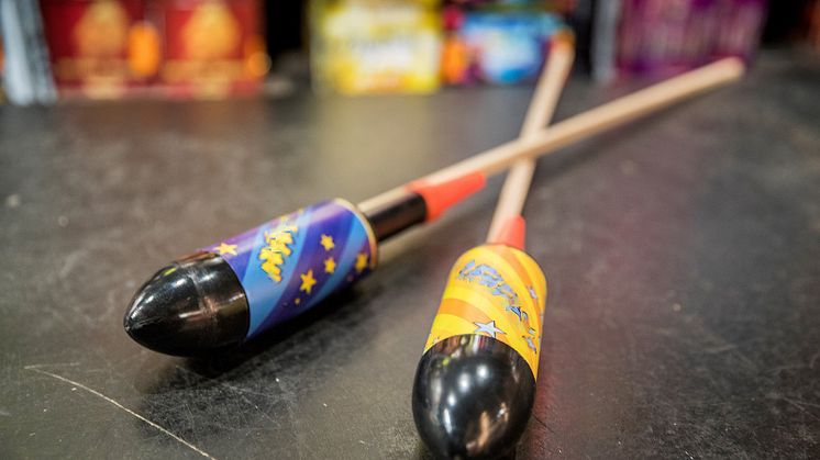 För att skjuta raketer med styrpinne krävs en särskild utbildning och ett tillstånd från kommunen. 