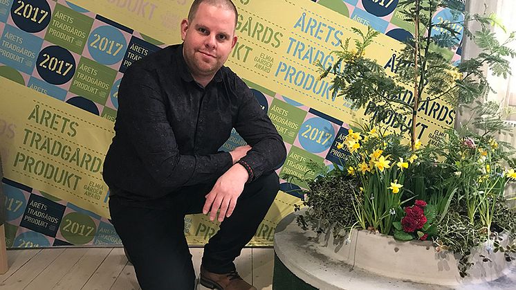 Björn Lidbrandt och hans planteringsring i betong som fick utmärkelsen Årets Trädgårdsprodukt 2017.