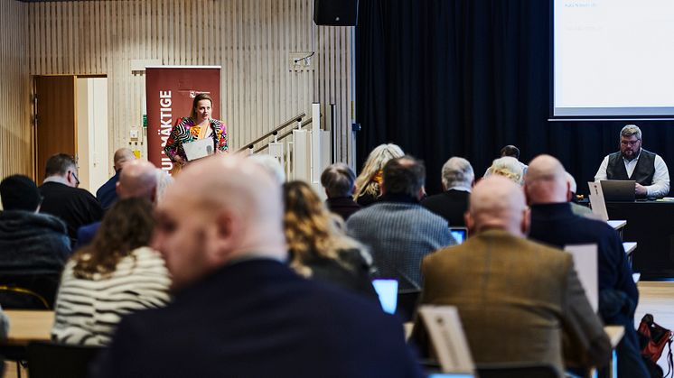 Kata Nilsson i talarstolen