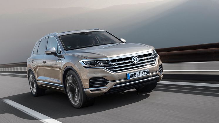 Et lille diskret V8-emblem i kølergrillen afslører, at her kommer den nye Touareg topmodel – den stærkeste dieselmotoriserede SUV fra Tyskland