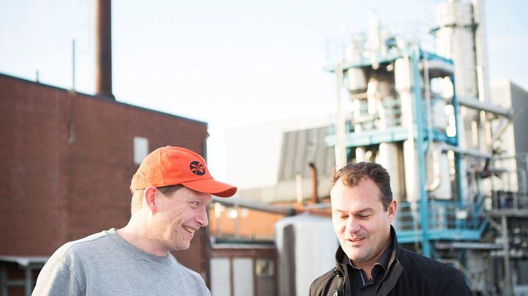 Jens Nilsson från Swedish Oat Fiber och Magnus Krågen från Pemco Energi utanför fabriken i Bua
