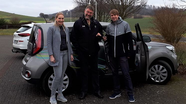 Schlüsselübergabe: Hehlens Bürgermeister Sebastian Rode (r.) übergab den E-Wagen an seinen Amtskollegen aus Heyen, Michael Zieseniß. Leonie Riekschnietz, Kommunalreferentin bei Westfalen Weser Netz, freut sich über den Doppeltest.