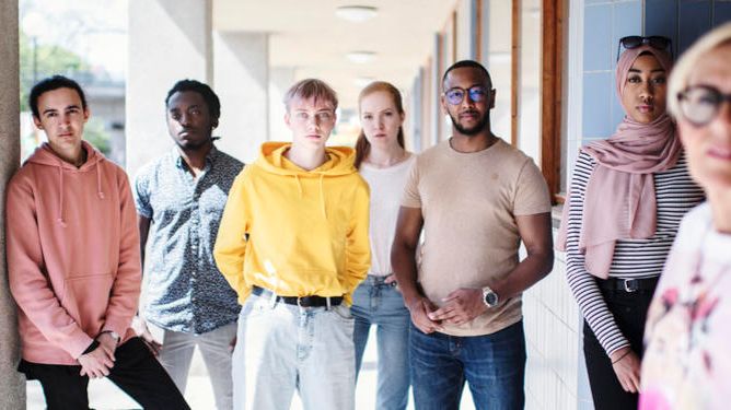 Elever och lärare i skolmiljö. Foto: Maja Brand.