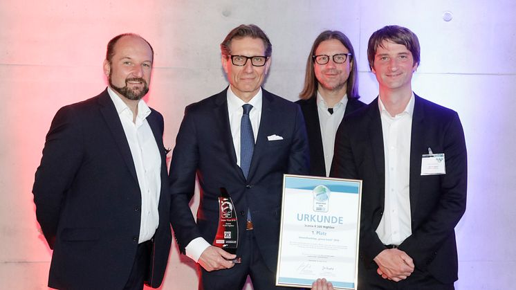 Christian Hottgenroth, Direktor Verkauf Lkw Scania Deutschland Österreich (2. v. li.) nimmt für den Scania R 500 die Auszeichnung "Green Truck 2018" vom Redaktionsteam von Trucker und Verkehrsrundschau entgegen. 