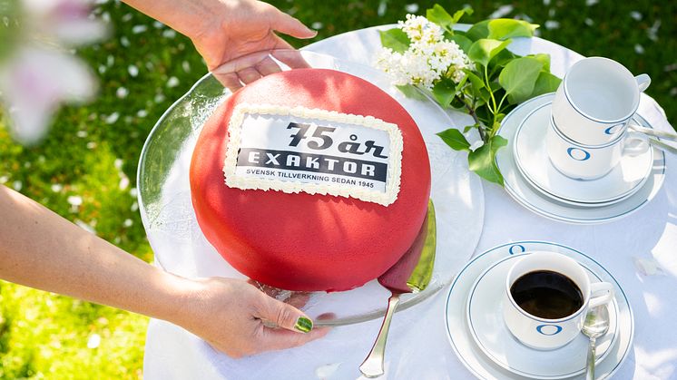 Födelsedagstårta på sommarfikat i Värnamo när Exaktor har jubileum.