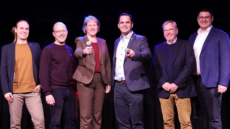 Die Moderatoren Benedikt Feldhaus und Peter Havers, Universitätspräsidentin Prof.in Dr.in Verena Pietzner, Bürgermeister Kristian Kater sowie Dr. Frank Käthler und Adrian Spannagel von der Stadt Vechta. 