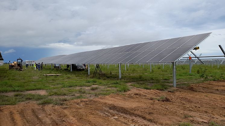 Konstruktion av en solar PV plant i Malawi, där oberoende energiproducenter spelar en viktig roll i utbyggnaden av förnybar energikapacitet. Ett photovoltaic (PV) system är designat för att omvandla ljus till elektricitet med hjälp av solpaneler. 