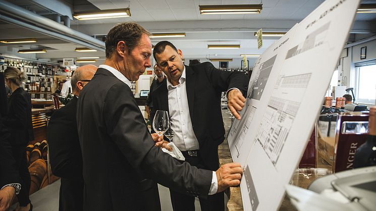 Audi Hørsholm første spadestik - Klaus Frøkjær forklarer projekttegningerne for Kim Skovgaard Rasmussen og Bo Sejr Johansen