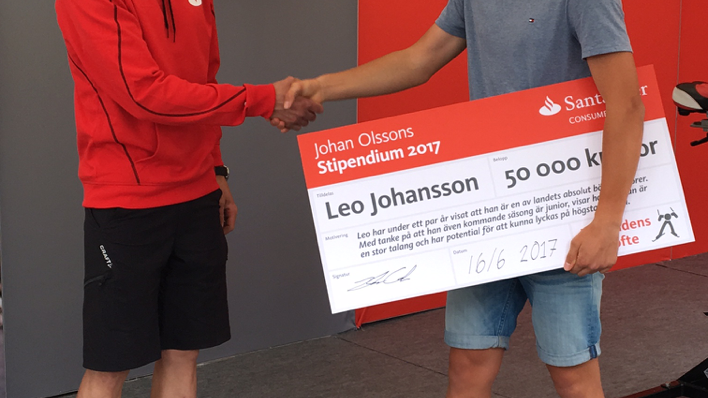 Johan Olsson gav skidtalangen Leo Johansson, 17, sitt livs överraskning.               FOTO: Annica Saltskog